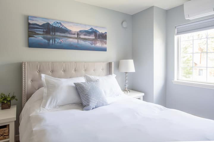 Seconda camera al piano superiore "Sparks Lake" con letto matrimoniale, cassettiera e comodini. Hai il tuo mini split in modo da avere il tuo riscaldamento e raffreddamento e la punta delle dita.