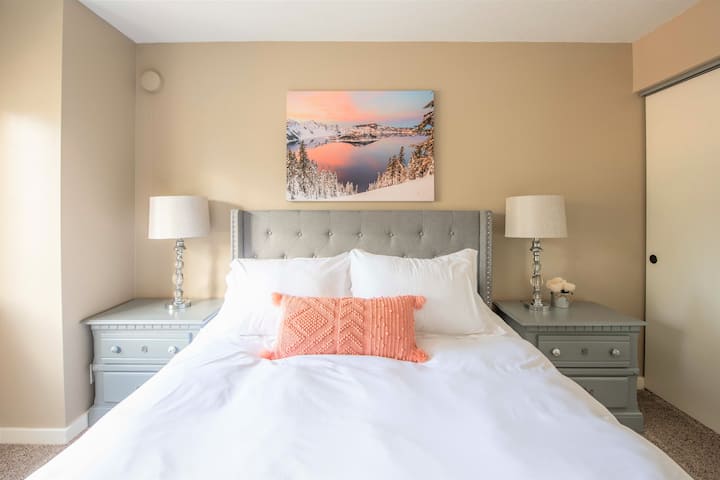 Terza camera da letto al piano superiore "Crater Lake" con letto matrimoniale e comodini