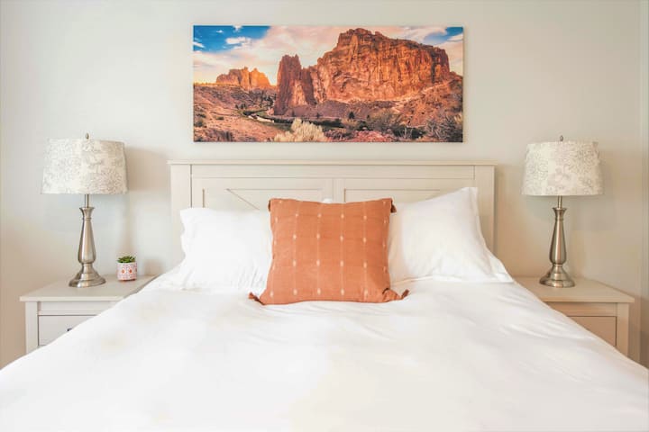 Studio bonus con letto a due piazze e bagno completo privato situato al piano inferiore