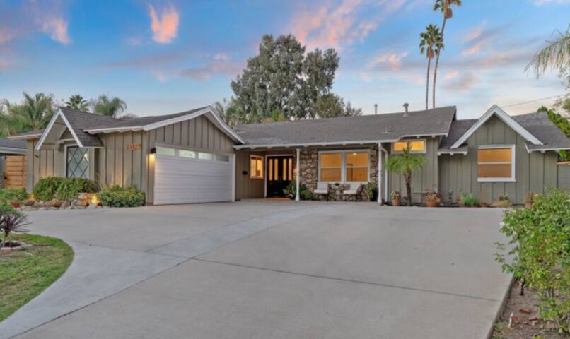 Designer Home w/Pool Hot-tub – Entertainers’ Dream gallery image 4