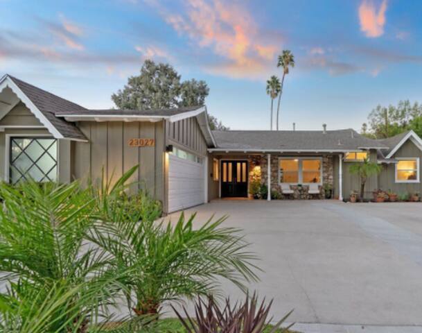 Designer Home w/Pool Hot-tub – Entertainers’ Dream gallery image 2