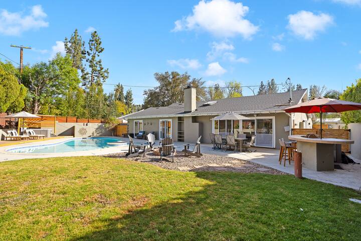 Designer Home w/Pool Hot-tub – Entertainers’ Dream gallery image 3