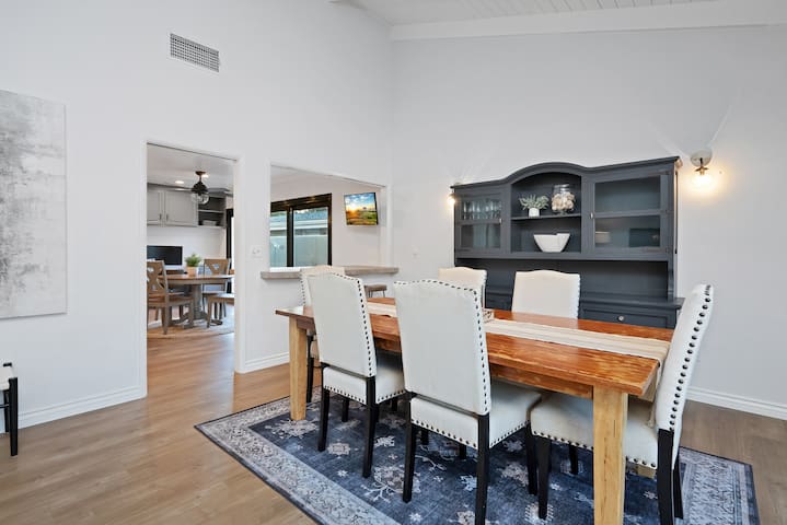 Designer Home w/Pool Hot-tub – Entertainers’ Dream