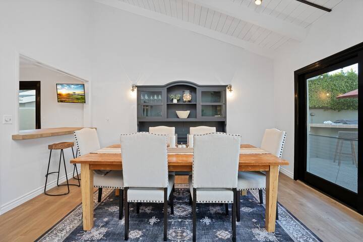 Designer Home w/Pool Hot-tub – Entertainers’ Dream gallery image 5