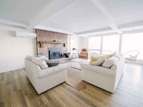 Wood-Fired Sauna, Sleeps 8 – Private Waterfront!