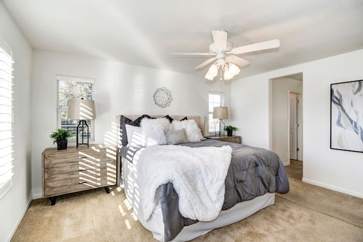 Kingsize kitanda na smart TV bwana chumba cha kulala 2 sakafu