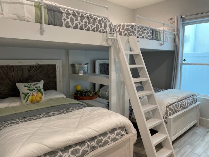 غرفة النوم 2 في الطابق الأول تتسع لـ 8 أشخاص 