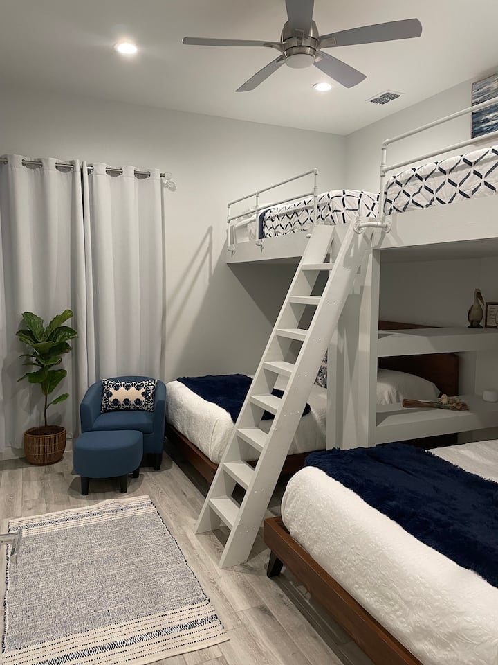 غرفة النوم 4 تتسع لـ 8 أشخاص - سريران مزدوجان 