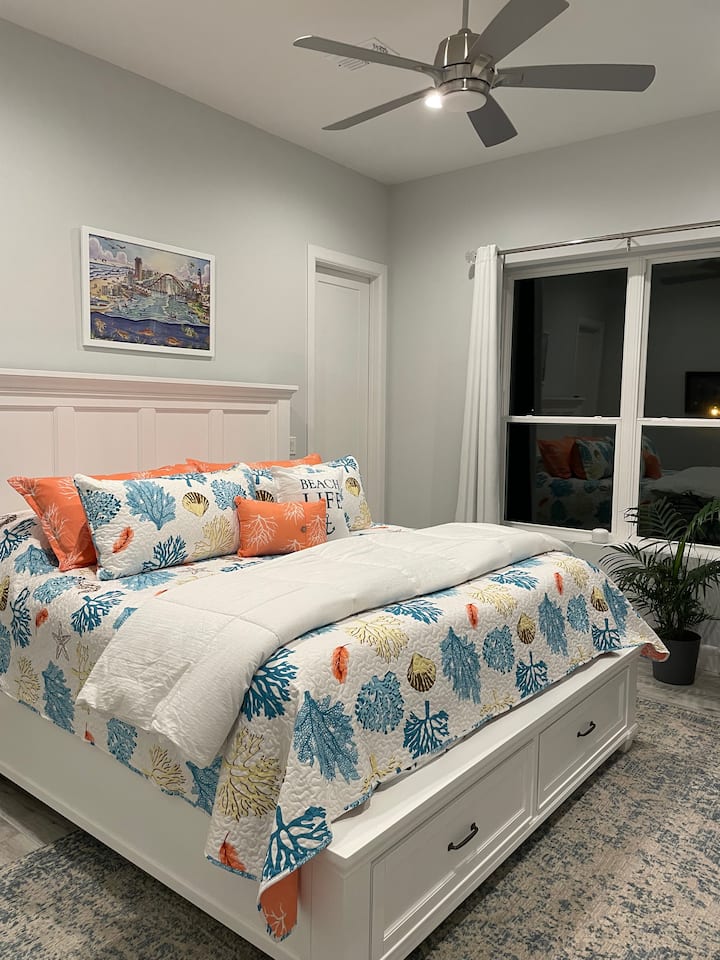 غرفة النوم الرئيسية 3 في الطابق الثاني وتطل على حمام سباحة