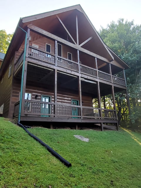 Serenity Mountain Retreat secluded, min's to town.