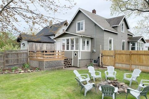 The Lazy Loon: Backyard+Walkable+Sauna+4BR