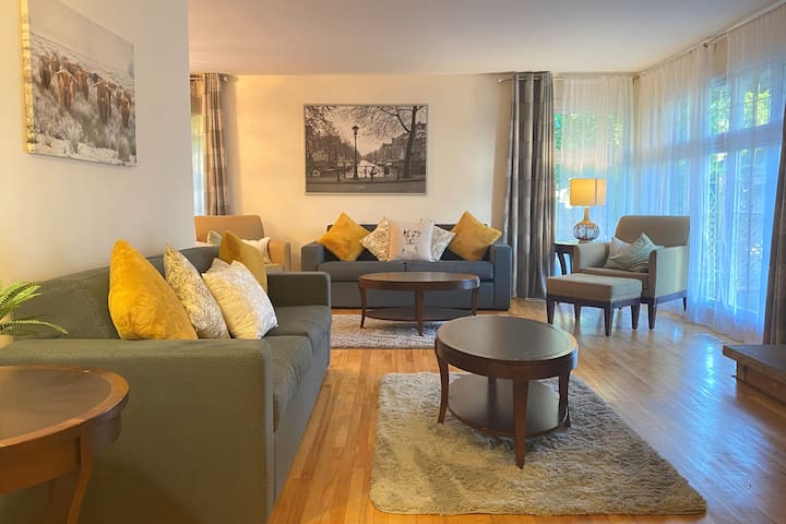 The Elegant Five-Bedroom Retreat gallery image 2