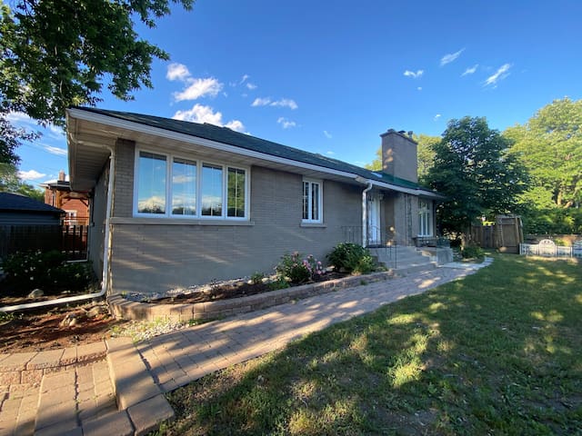 Urban Bungalow Downtown Ottawa* Free Parking