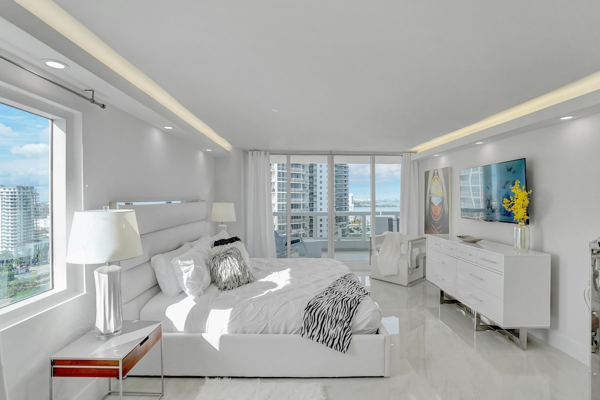 Главен спален апартман, брачен кревет, Roku телевизор, пристап до балкон, биро, приватна бања, плакар 