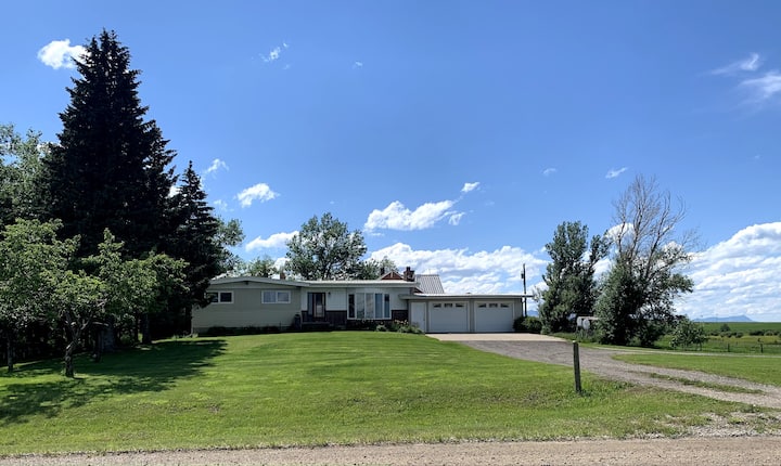 Newly renovated family home 15 mins from Waterton