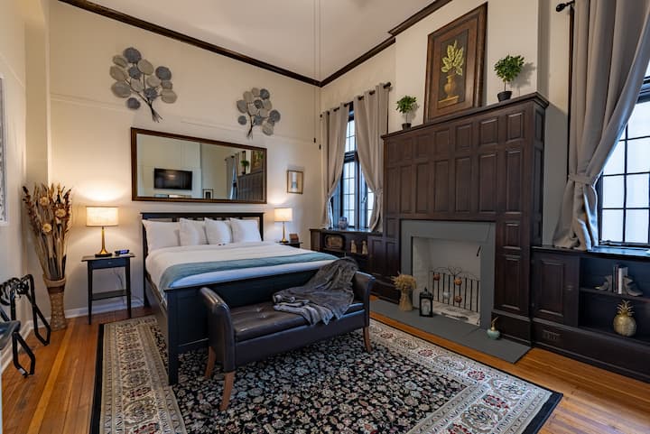 Master bedroom suite.  Queen size memory foam bed, for a great night sleep.  Alternative down comforter.