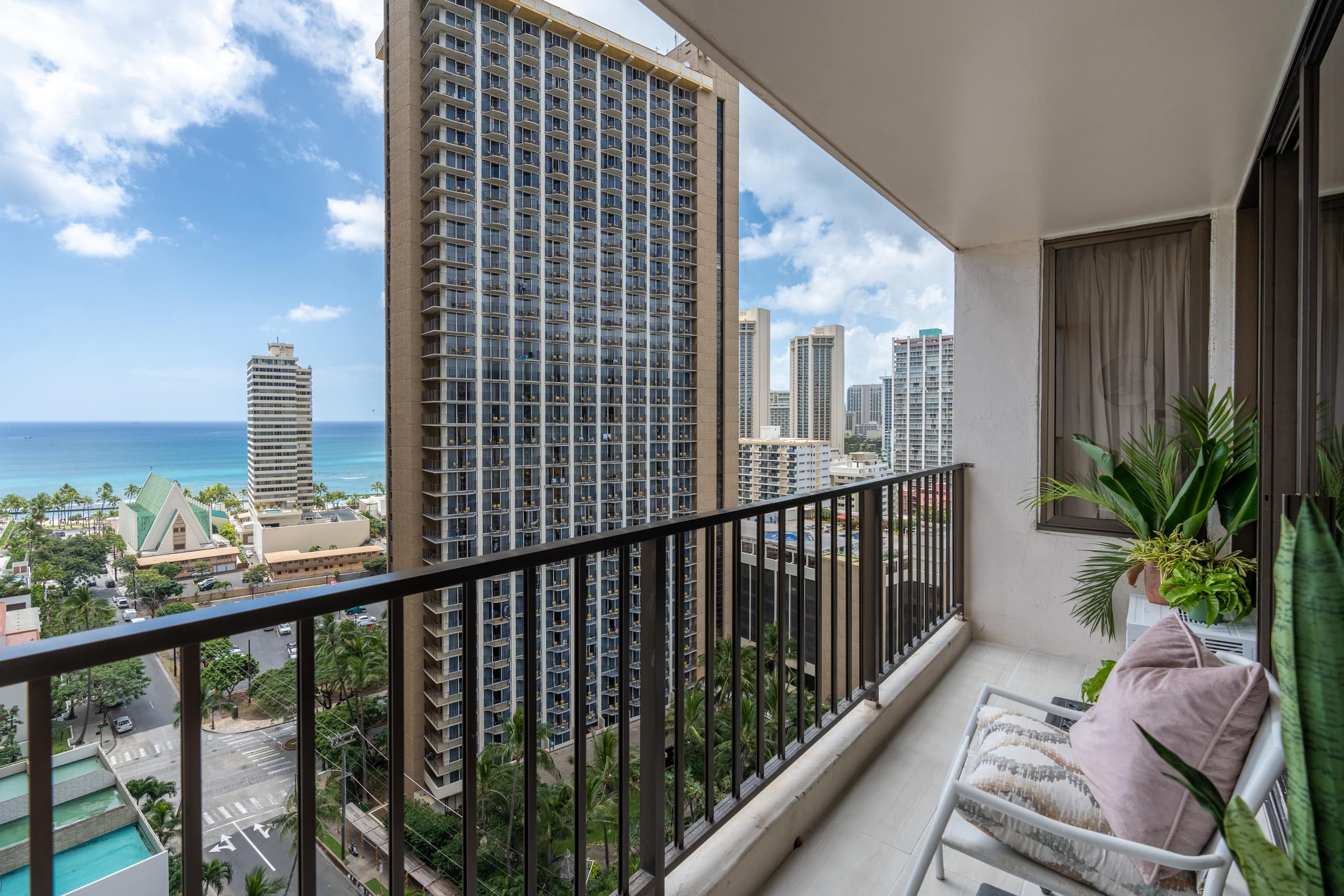 Condo in Honolulu · ★4.78 · 1 bedroom · 3 beds · 1 private bath - Image 12
