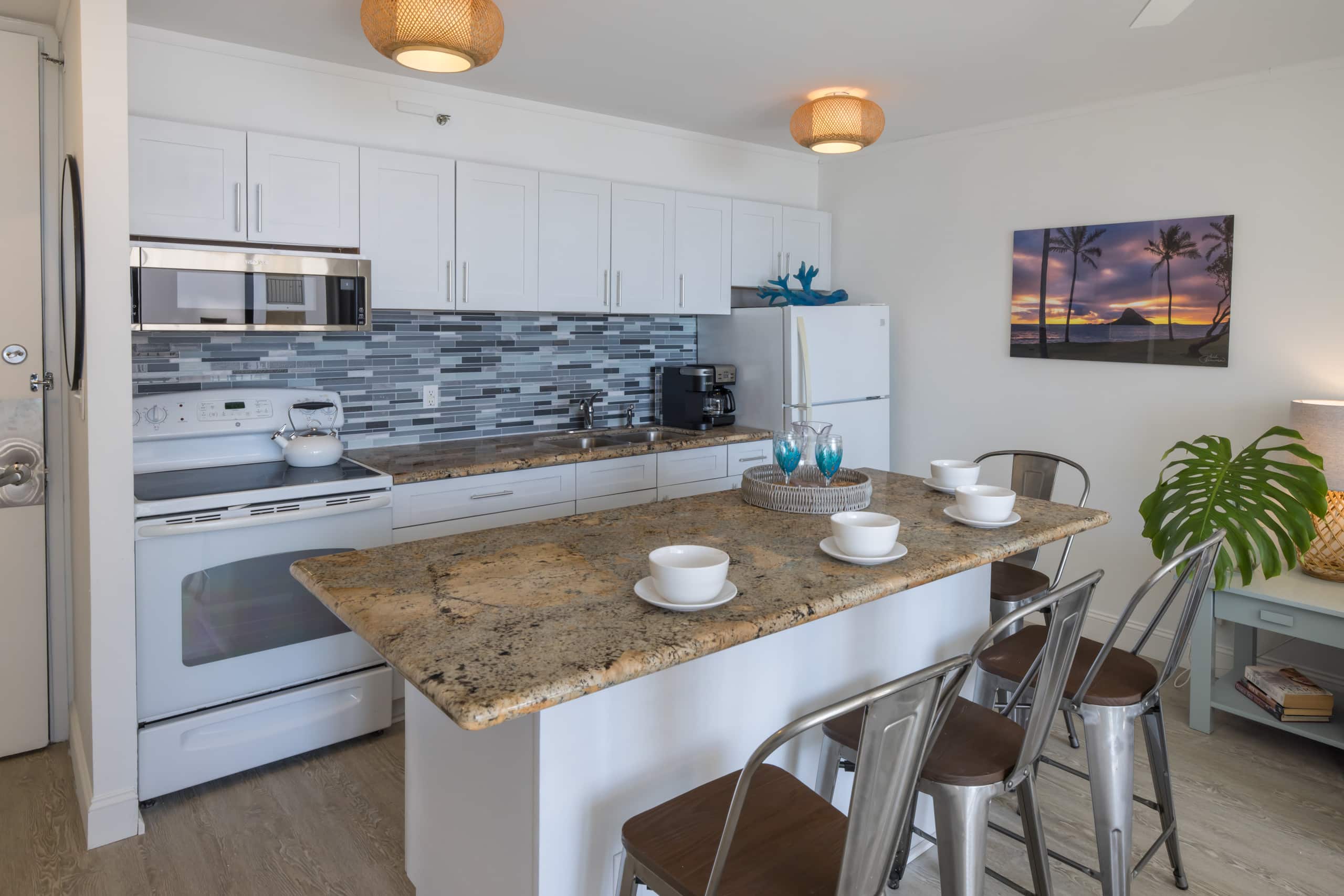 Condo in Honolulu · ★4.78 · 1 bedroom · 3 beds · 1 private bath - Image 4