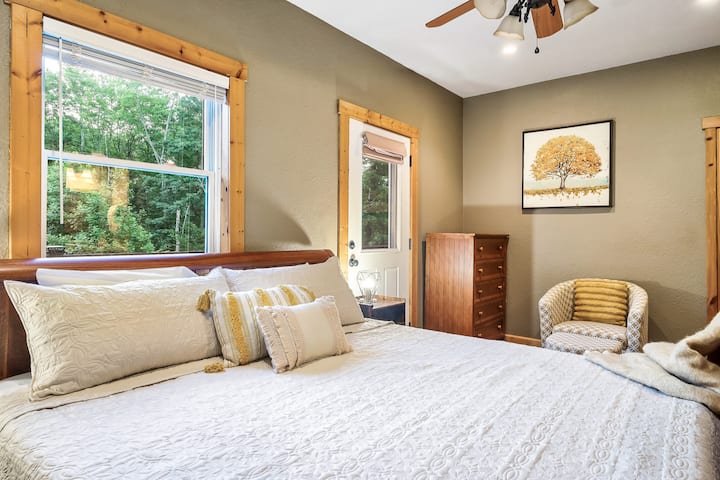 Dormitorio principal de espuma viscoelástica tamaño king del piso principal equipado con un baño completo, un vestidor y un televisor inteligente de 43pulgadas