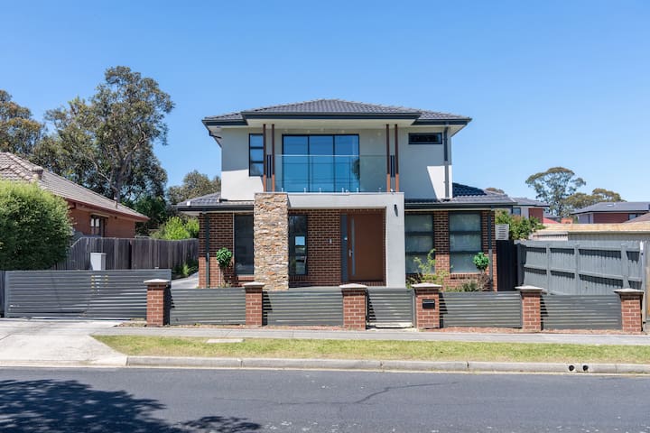 family home w/ NBN+Netflix+workspace+free parking