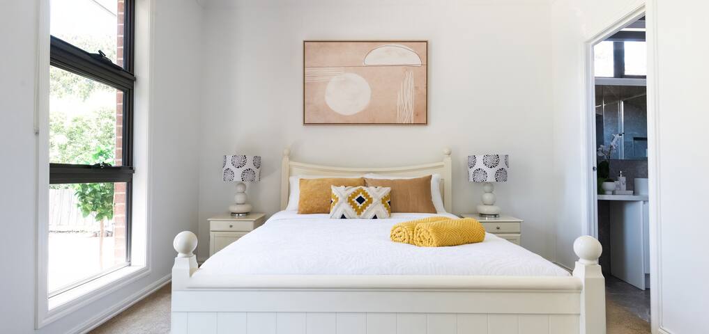 Peaceful family home w/ NBN n Netflix, WFH study gallery image 5