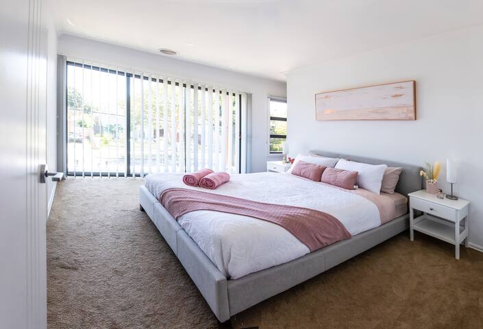 Peaceful family home w/ NBN n Netflix, WFH study gallery image 3