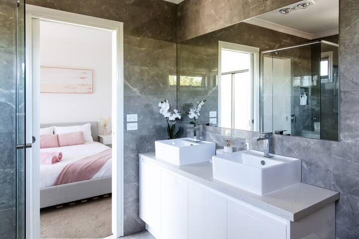 Peaceful family home w/ NBN n Netflix, WFH study gallery image 4