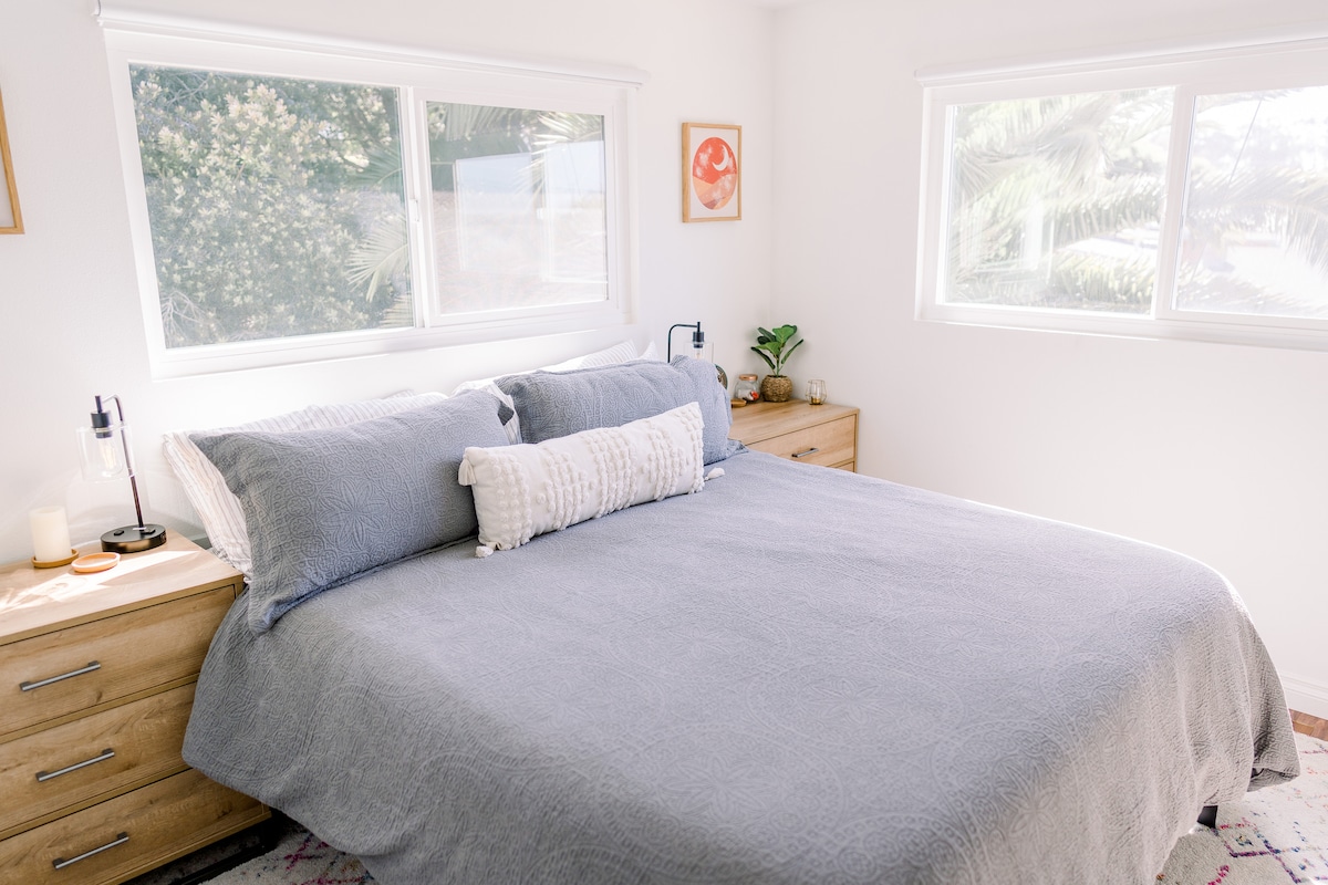 ที่นอนเมมโมรี่โฟมของ Cal King ในห้องนอน มีที่นอนเมมโมรี่โฟมขนาด 6 นิ้วแบบพับได้ในห้องนั่งเล่นสำหรับผู้เข้าพักเพิ่มเติม 