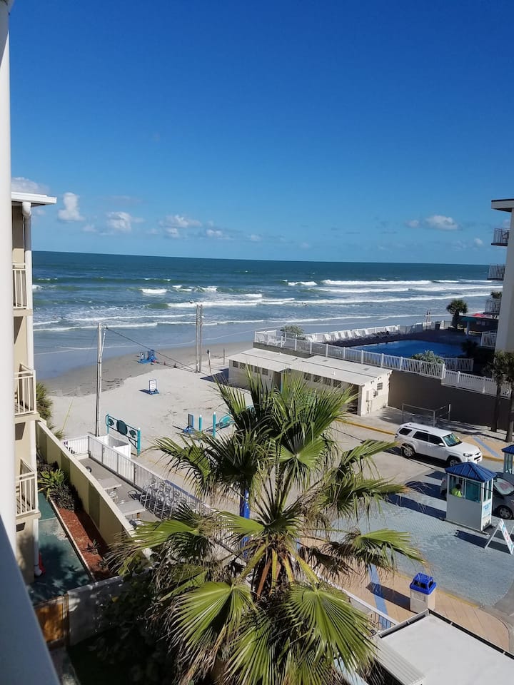 Oceanfront 1br Condo, Stunning Views, Pool & Sand. - Daytona Beach, FL