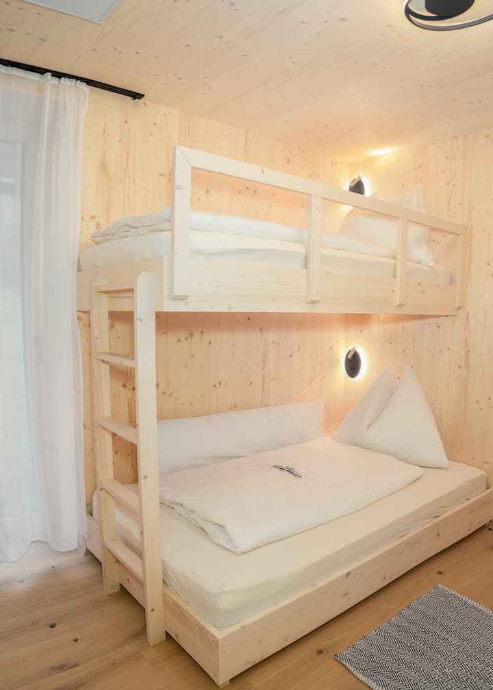 غرفة نوم بسرير بطابقين