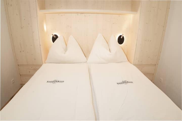 غرفة نوم بسرير مزدوج في الطابق الأرضي