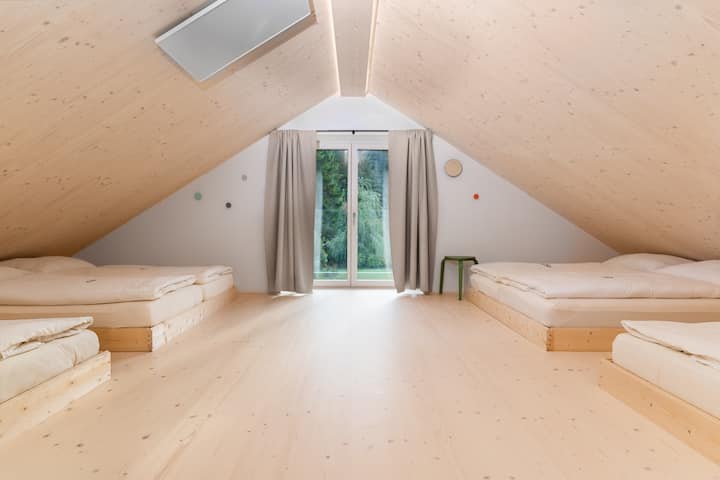 الطابق العلوي مع أسرّة