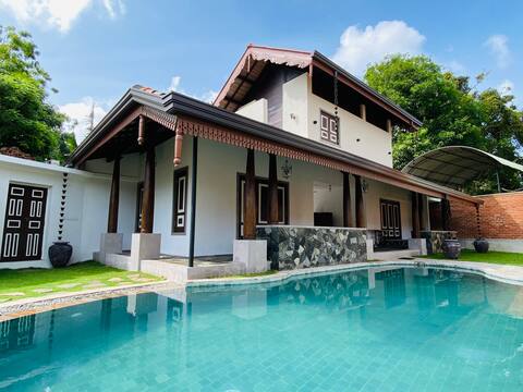 Entire Villa, Pool+Kitchen By Thaprobana Villa