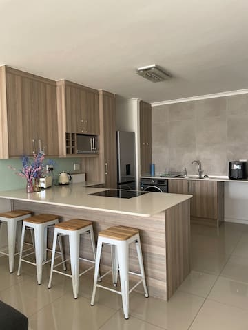 Modern Big Bay Apartment near Beach & Restaurants