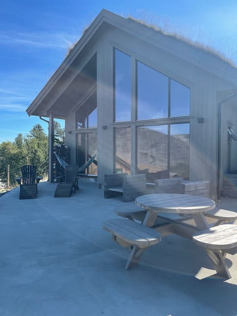 Cabin with lovely views of the mountains.