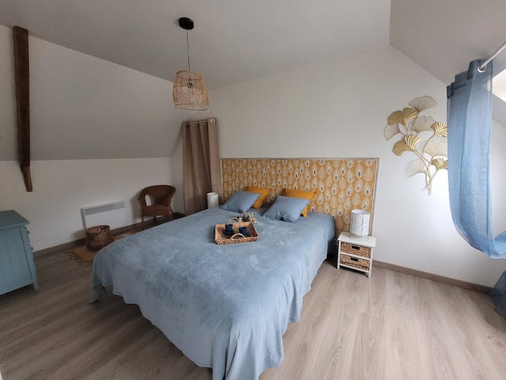 Bright spacious room with velux overlooking the countryside. Bed 160*200, armchair, dresser and closet.
Possibility to put a crib
Bed linen, cushion cover, blanket, bedspread etc is washed and changed every time
