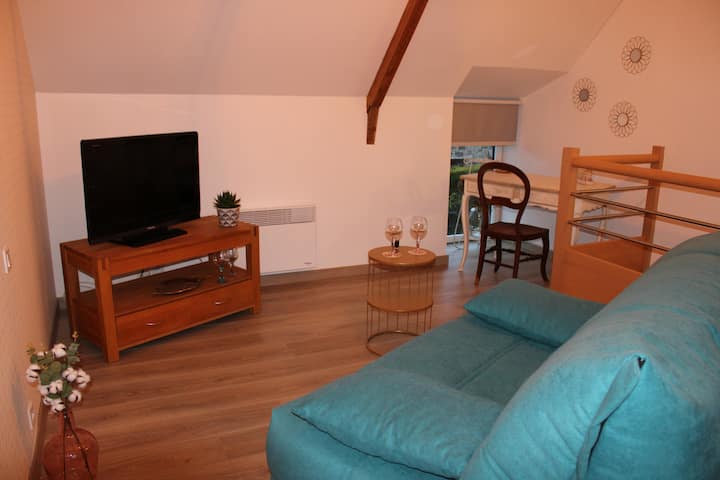 * Open mezzanine:  its furnished living room, TV, 140 sleeping sofa and for sleeping 1 person, comfort mattresses
*Desk with chair
*With small vintage wrought-iron bed to sit in, relaxation area with reading nook, knit games etc.