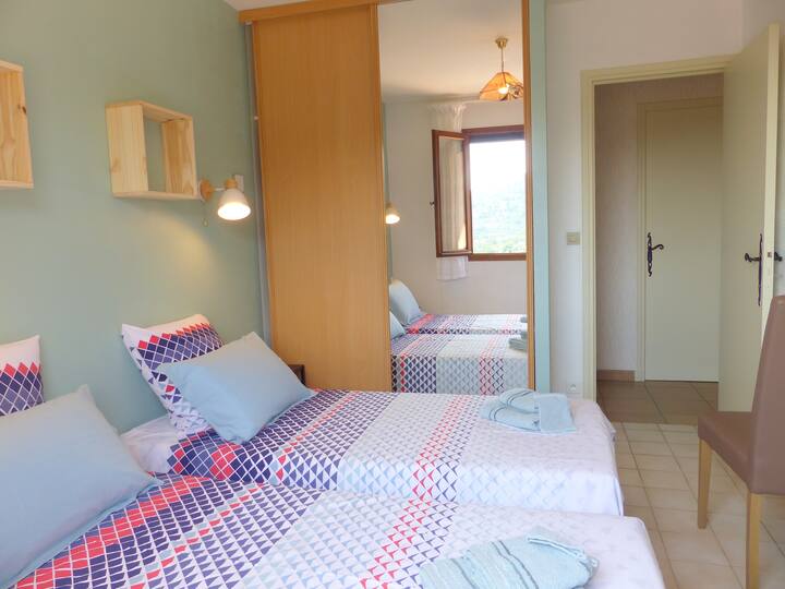 ห้องนอน 3: 2 เตียงขนาด 90 x 190 ที่เก็บของพร้อมตู้เสื้อผ้าและชั้นวางของประตูบานเลื่อน