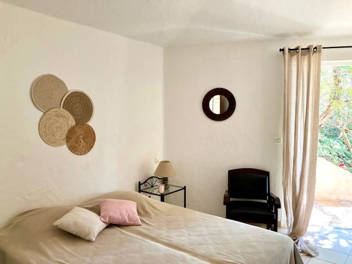 UPPER DEMI-NIVEAU S PRÍSTUPOM CEZ PATIO.CHAMBRE #3.

KRÁSNA KLIMATIZOVANÁ IZBA S 2 LÔŽKAMI V 80, KTORÉ SA MÔŽU ZJEDNOTIŤ, VEĽKÁ ŠATNÍKOVÁ SKRIŇA, ZÁLIV VEDÚCI NA SÚKROMNÚ TERASU, PRÍSTUP DO BAZÉNA S VÝHĽADOM DO ZÁHRADY.
