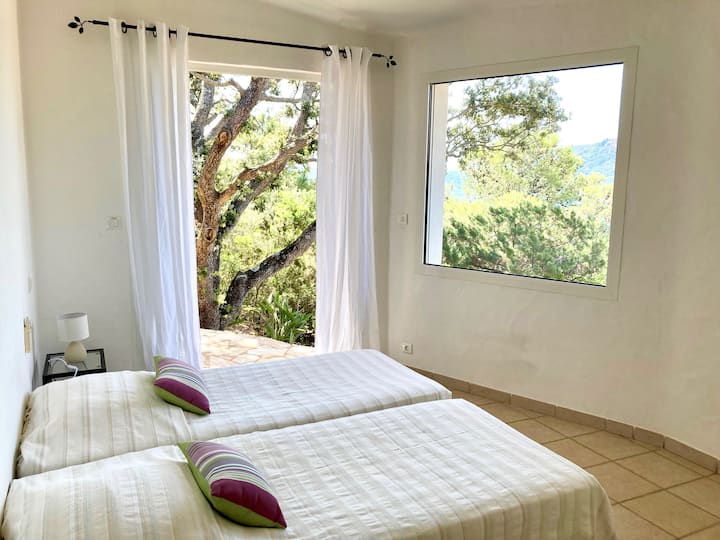 UPPER DEMI-NIVEAU WITH ACCESS BY PATION.CHAMBRE #2.

VEĽMI PEKNÁ KLIMATIZOVANÁ IZBA S 2 LÔŽKAMI V 80.
VEĽKÁ ŠATNÍKOVÁ SKRIŇA, ZÁLIV GALANDAGE SA OTVÁRA NA SÚKROMNEJ TERASE, S VÝHĽADOM DO ZÁHRADY A PRÍSTUPU K BAZÉNU.
 