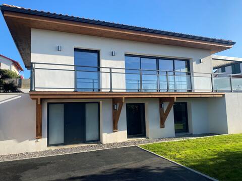 Beautiful new ocean facing villa