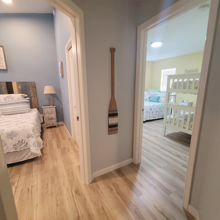 მე-3 საძინებელში არის 3 სრული ზომის საწოლი და Roku TV