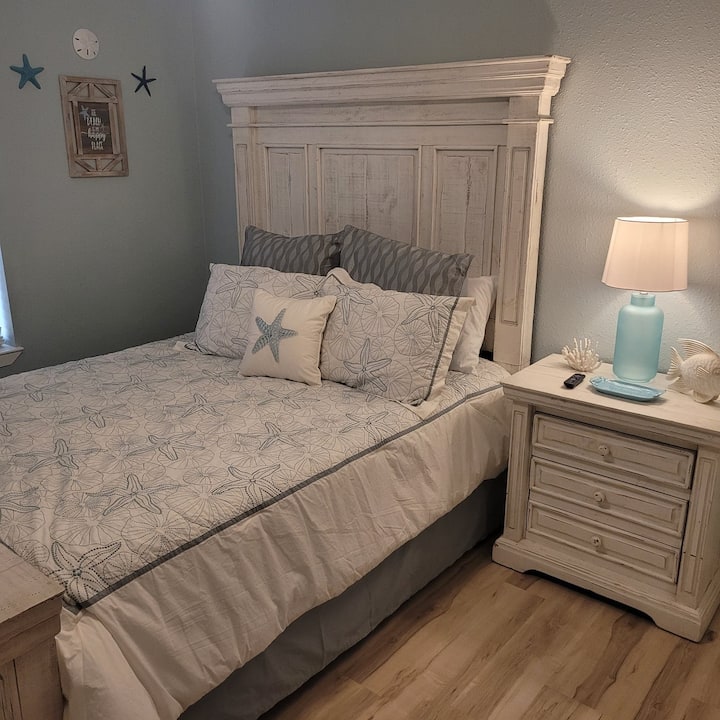 Queen ‑ ის ზომის საწოლი და Roku ‑ ს ტელევიზორი