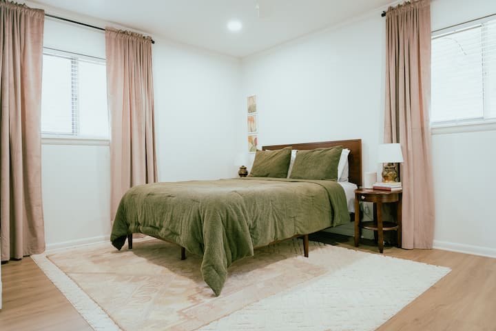 Chambre principale avec lit Queen Size, commode, rangement placard et salle de bain attenante.