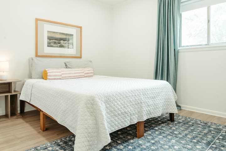 La chambre 2 dispose d'un lit Queen et d'un lit pour bébé. Les draps pour le lit bébé sont fournis. Il y a également un placard et une commode avec beaucoup de rangement, et un bloc de changement de couche de voyage.