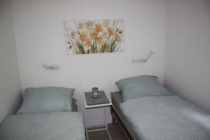 Dhoma e gjumit në katin përdhes; krevatet mund të zhvendosen gjithashtu së bashku për të formuar një krevat dopio.