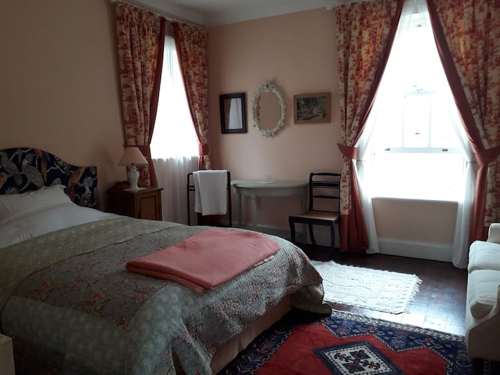 Chambre double au rez-de-chaussée qui partage l'utilisation d'une salle de douche avec la chambre King à côté.  Il y a des toilettes séparées supplémentaires.