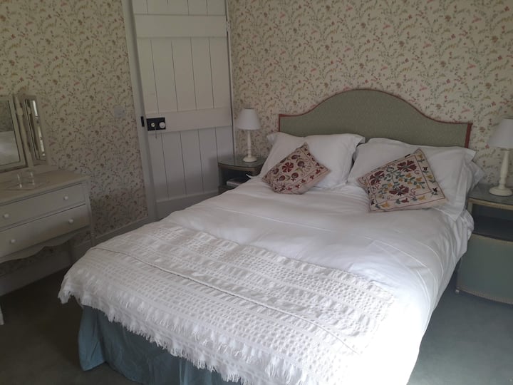 La chambre double au premier étage du côté chalet de la propriété.  Entre cela et la chambre à deux lits, il y a une salle de bain.  Ci-dessous se trouve une douche et des toilettes séparées 