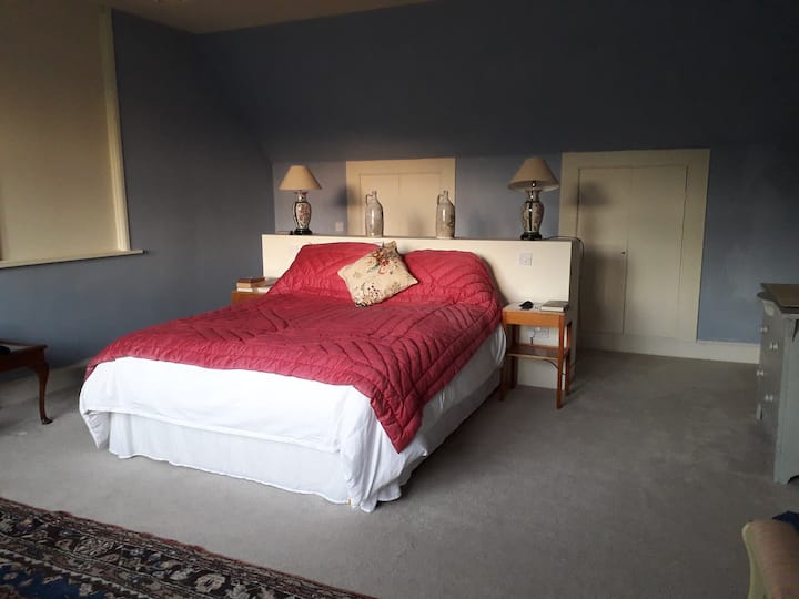 La chambre King Size n ° 1 lumineuse et spacieuse « Master » au premier étage avec sa propre salle de bain attenante.  Les fresques évoluent dans la salle de bain et sont un travail en cours !