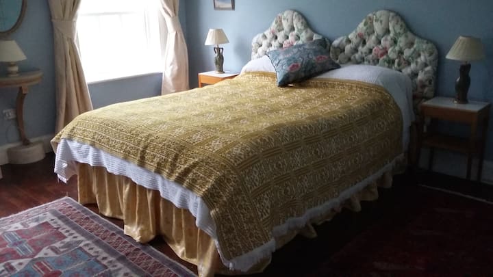 Chambre King Size au rez-de-chaussée.  Cette chambre partage une salle d'eau avec la chambre d'à côté n ° 2.  Il y a des toilettes supplémentaires séparées.